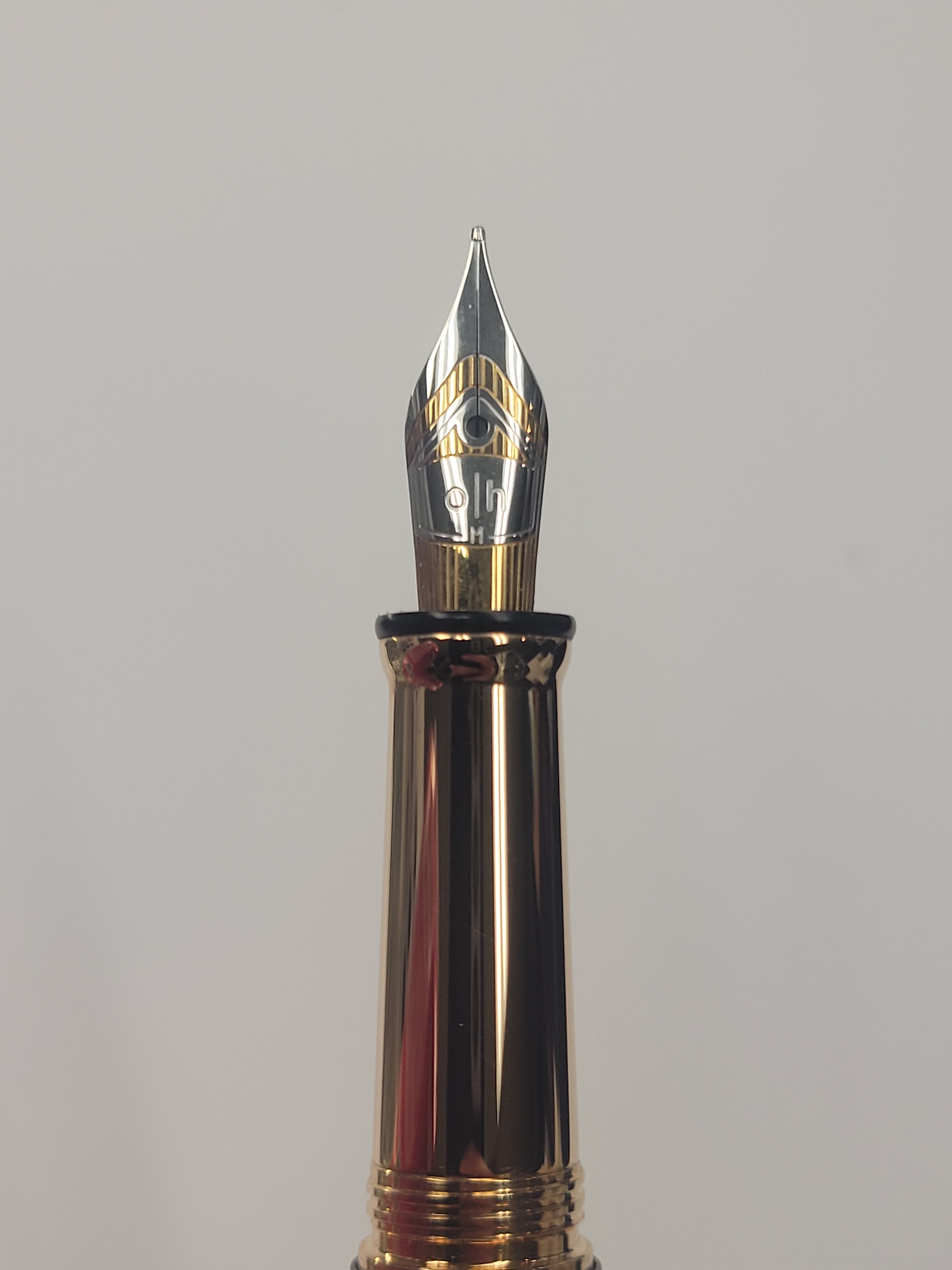 (Outlet) Otto Hutt Design 4 Fountain Pen - Black Rose Wave - Steel Nib-Pen Boutique Ltd