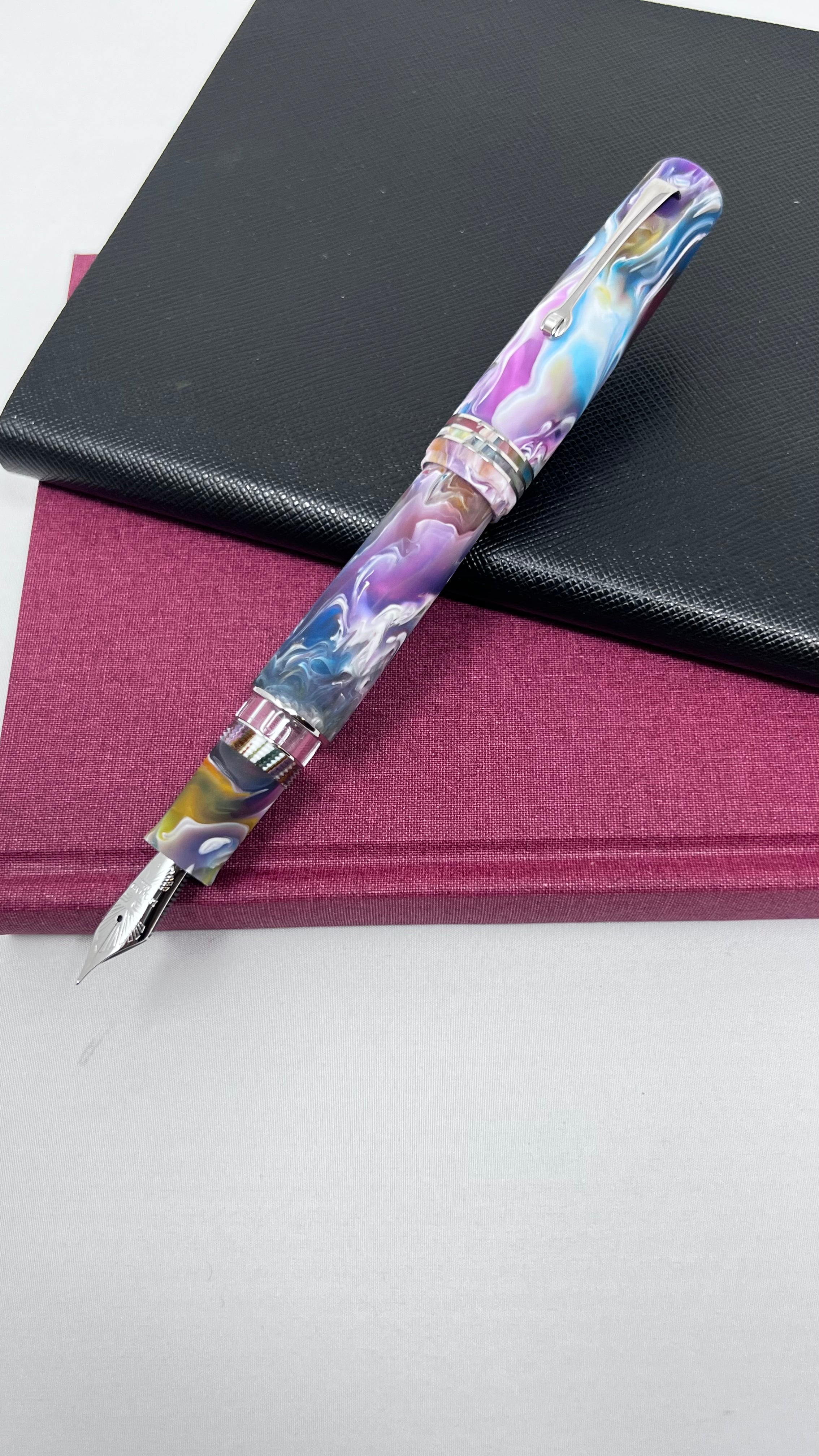 Leonardo Momento Zero Grande 2.0 Fountain Pen - Primary Manipulation 1 - Glossy Finish - 14k (Limited Edition)-Pen Boutique Ltd