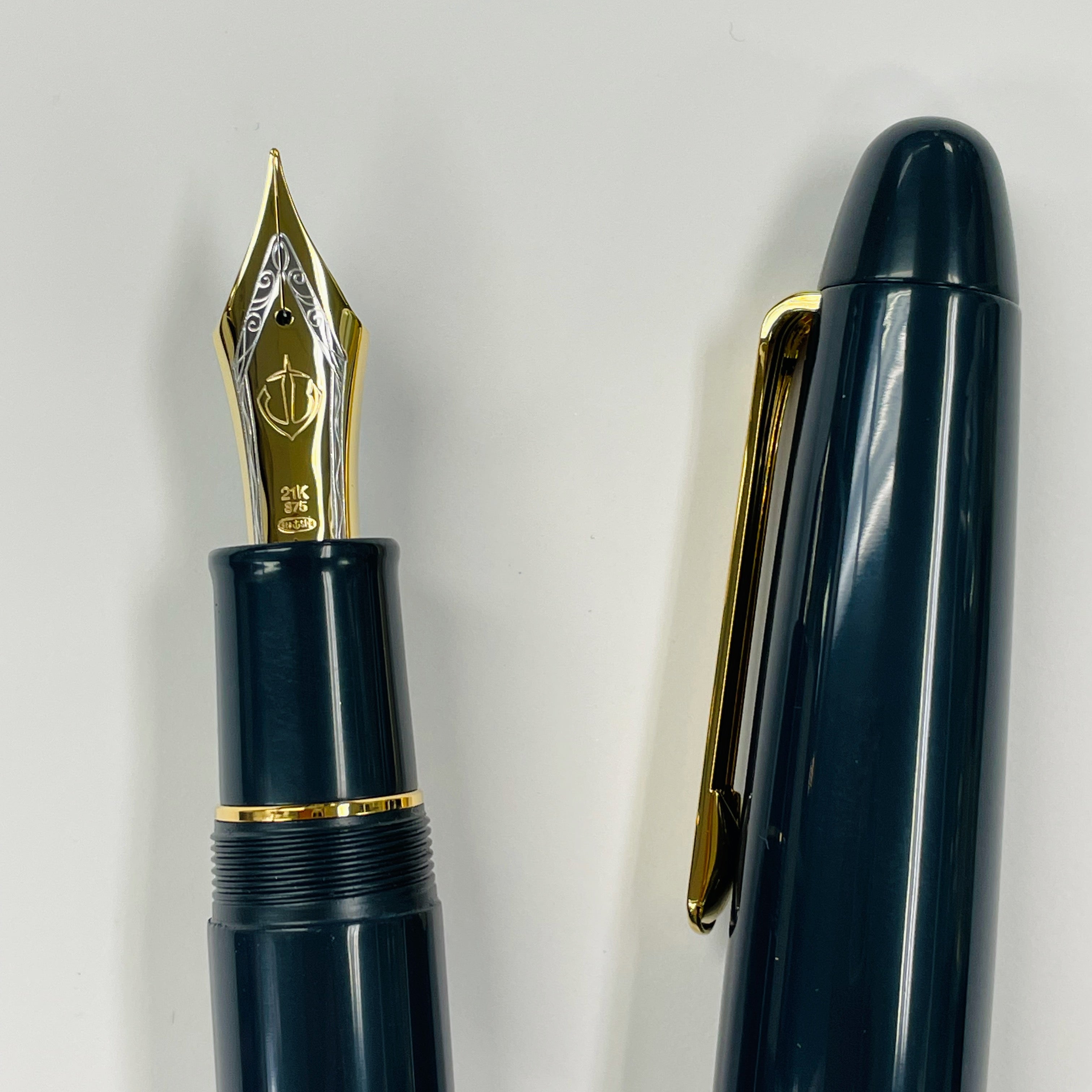 Sailor Fountain Pen - King of Pens - Urushi 'Kaga' Dusk Blue (Bespoke Dealer Exclusive)-Pen Boutique Ltd